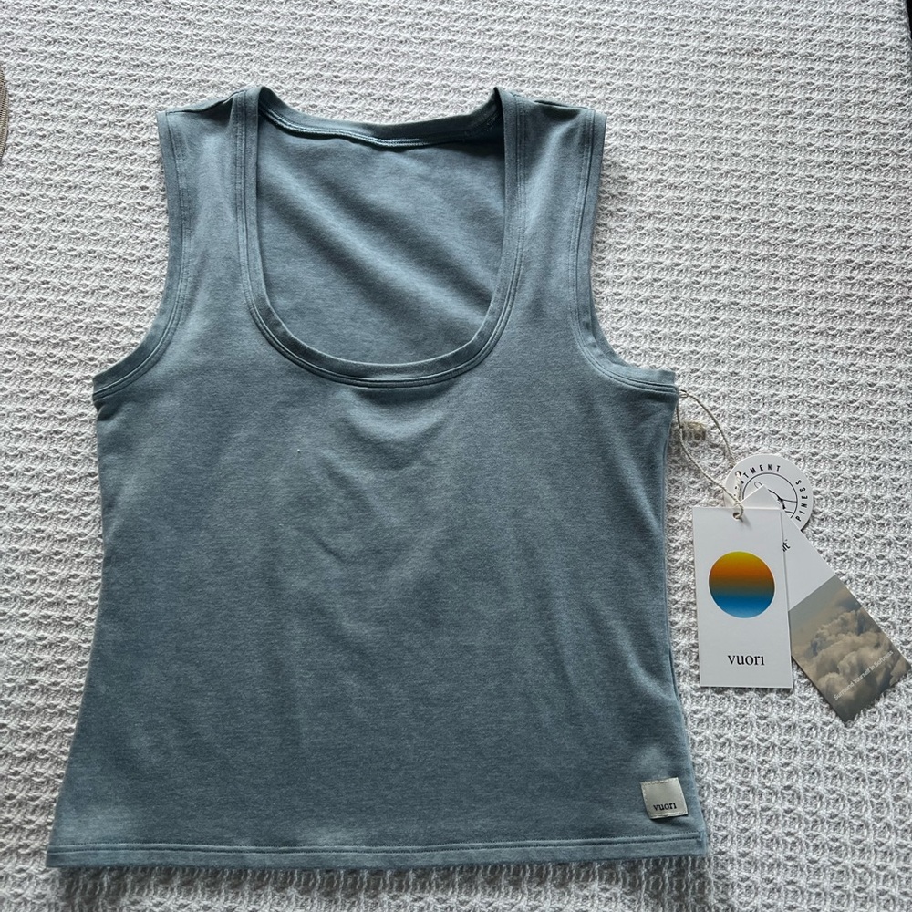 Vuori Halo Essential Scoop Tank size XS Color: Shade Heather